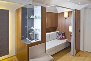 Superior Double Room, Non Smoking, Allergy Friendly | Living area | 32-inch flat-screen TV with satellite channels, TV