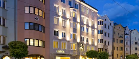 Fassade der Unterkunft – Abend/Nacht