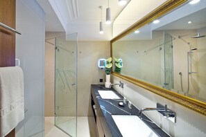 Articles de toilette gratuits, sèche-cheveux, chaussons
