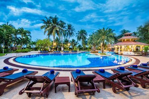 A large outdoor swimming pool with lounge chairs and a gazebo. - Cholchan Pattaya Beach Resort (Pattaya)