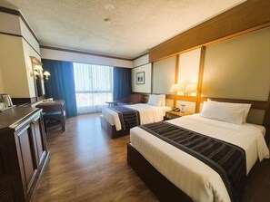 Minibar, in-room safe, blackout curtains, soundproofing - Cholchan Pattaya Beach Resort (Pattaya)