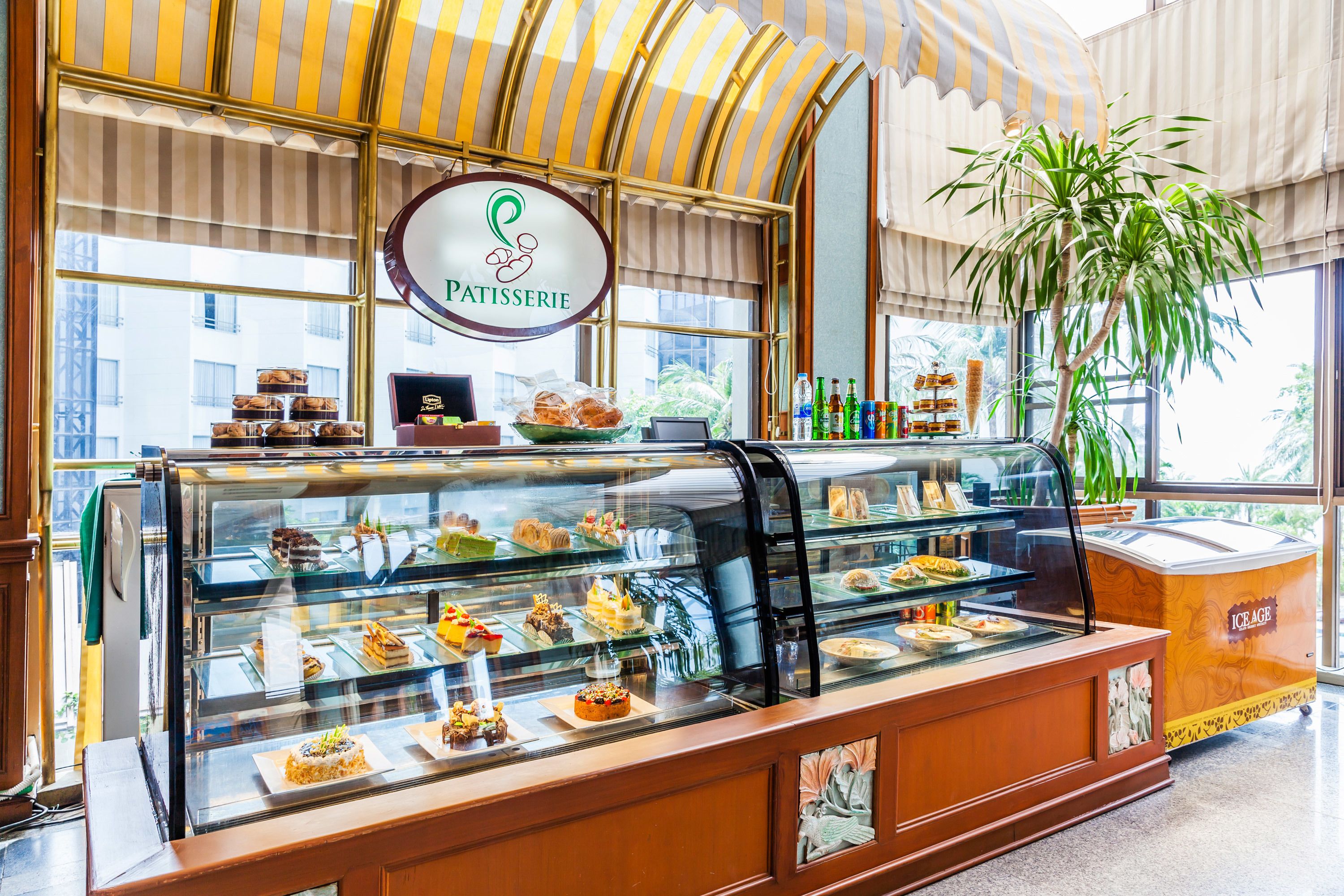 Eine Backvitrine mit verschiedenen Gebäcken und Desserts.