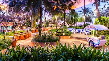 2 restaurants, breakfast, lunch, dinner served; international cuisine