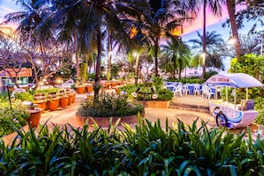 2 restaurants, breakfast, lunch, dinner served; international cuisine