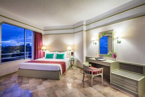 Whale Tail Suite | Minibar, in-room safe, blackout drapes, soundproofing - Cholchan Pattaya Beach Resort (Pattaya)