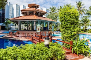 Bar en bord de piscine