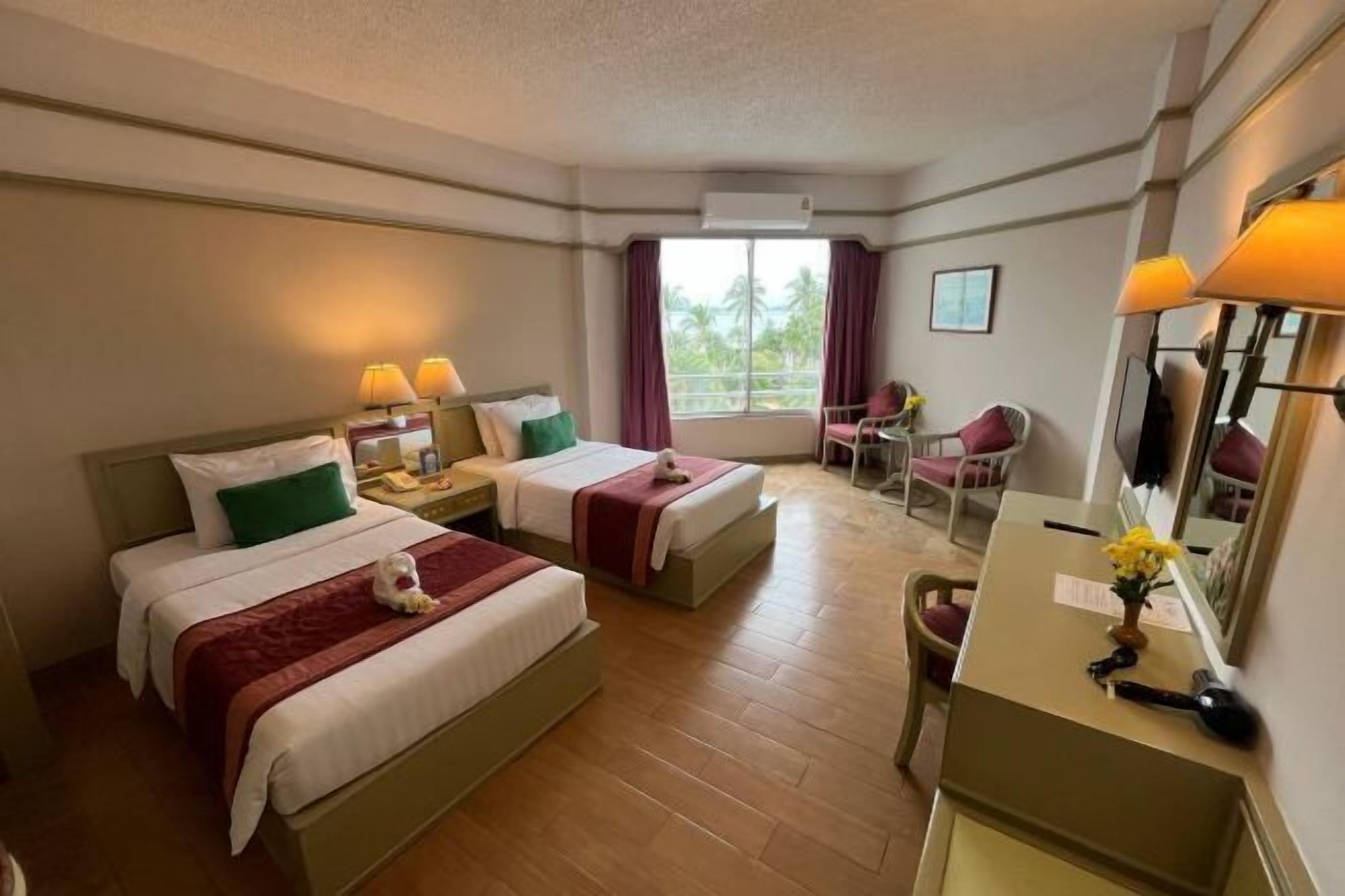 Minibar, caja de seguridad en la habitación y cortinas blackout 