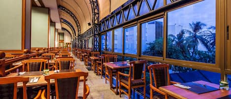 2 restaurants, spécialités Cuisine internationale