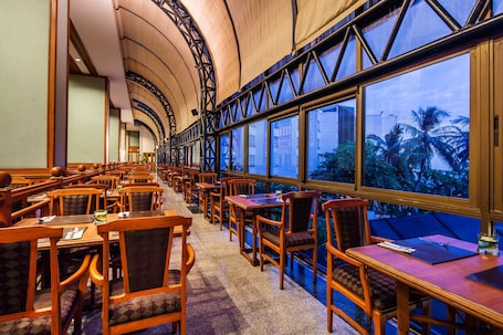 2 restaurants, breakfast, lunch, dinner served; international cuisine