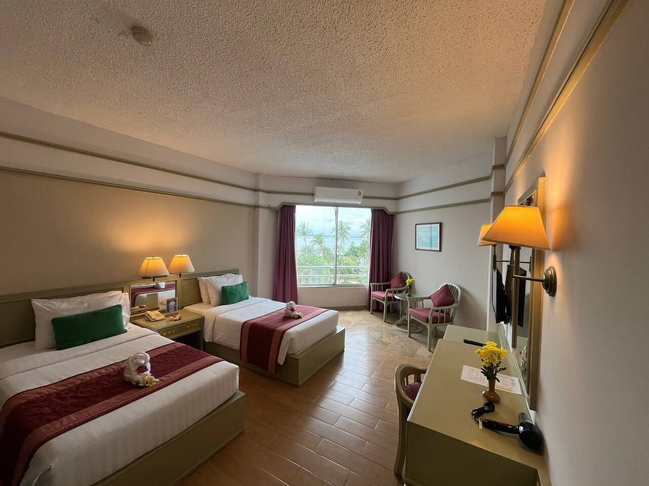 Minibar, caja de seguridad en la habitación y cortinas blackout 