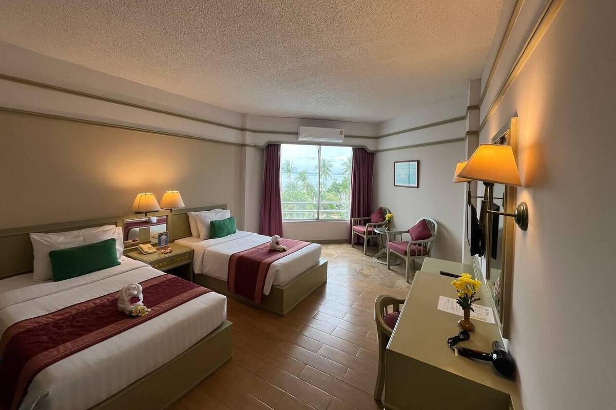 Deluxe City View | Frigobar, cofres nos quartos, cortinas blackout, quartos à prova de som