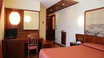 Daunenbettdecken, Minibar, Zimmersafe, Schreibtisch
