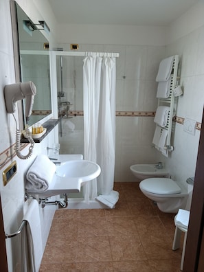 Standard Quadruple Room | Room amenity