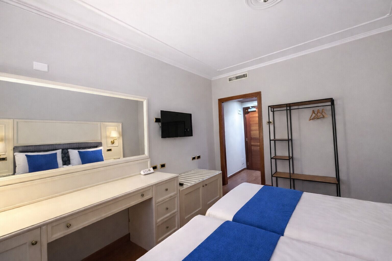 Cubrecamas, minibar, caja de seguridad en la habitación y escritorio 