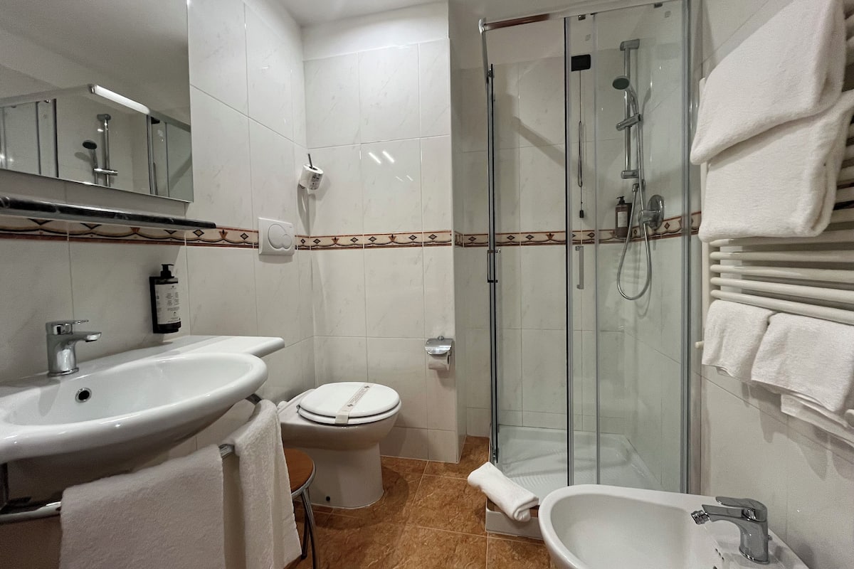 Umweltfreundliche Kosmetikartikel, Haartrockner, Hausschuhe, Bidet