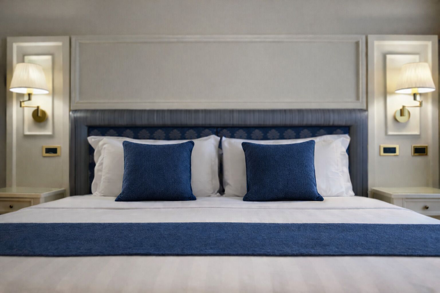 Cubrecamas, minibar, caja de seguridad en la habitación y escritorio 