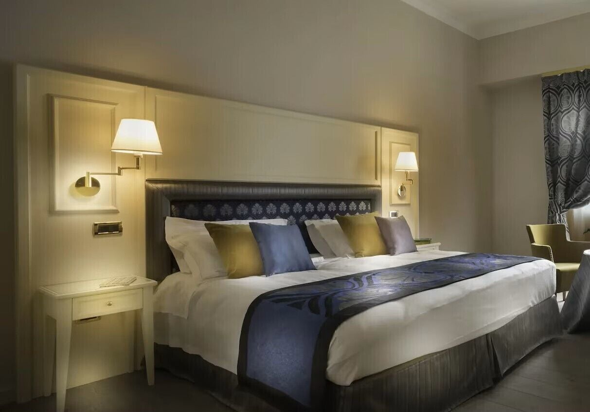 Classic-Doppel- oder -Zweibettzimmer | Daunenbettdecken, Minibar, Zimmersafe, Schreibtisch