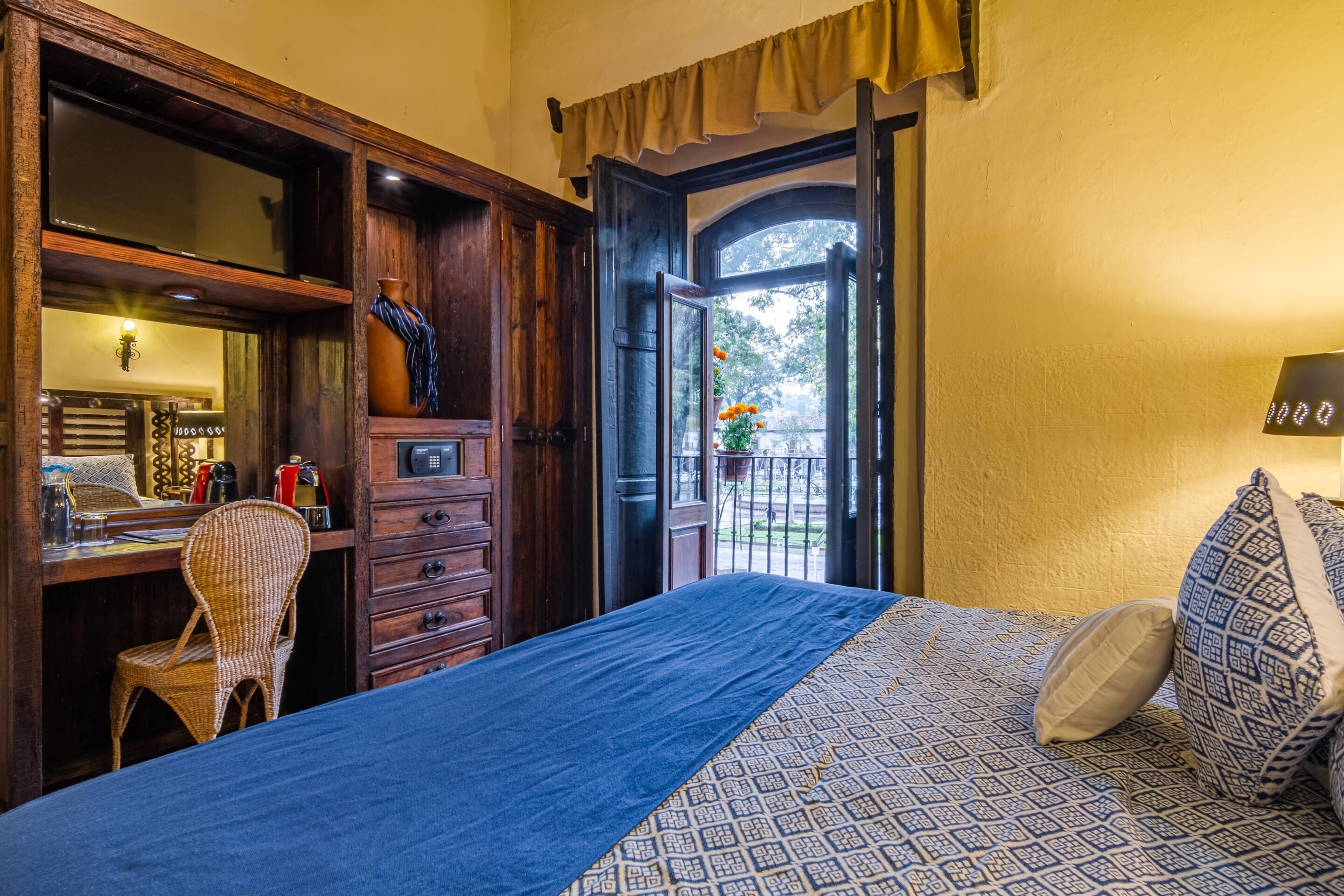 standard room, 1 king bed | premium bedding, down duvets, in-room safe, individually decorated