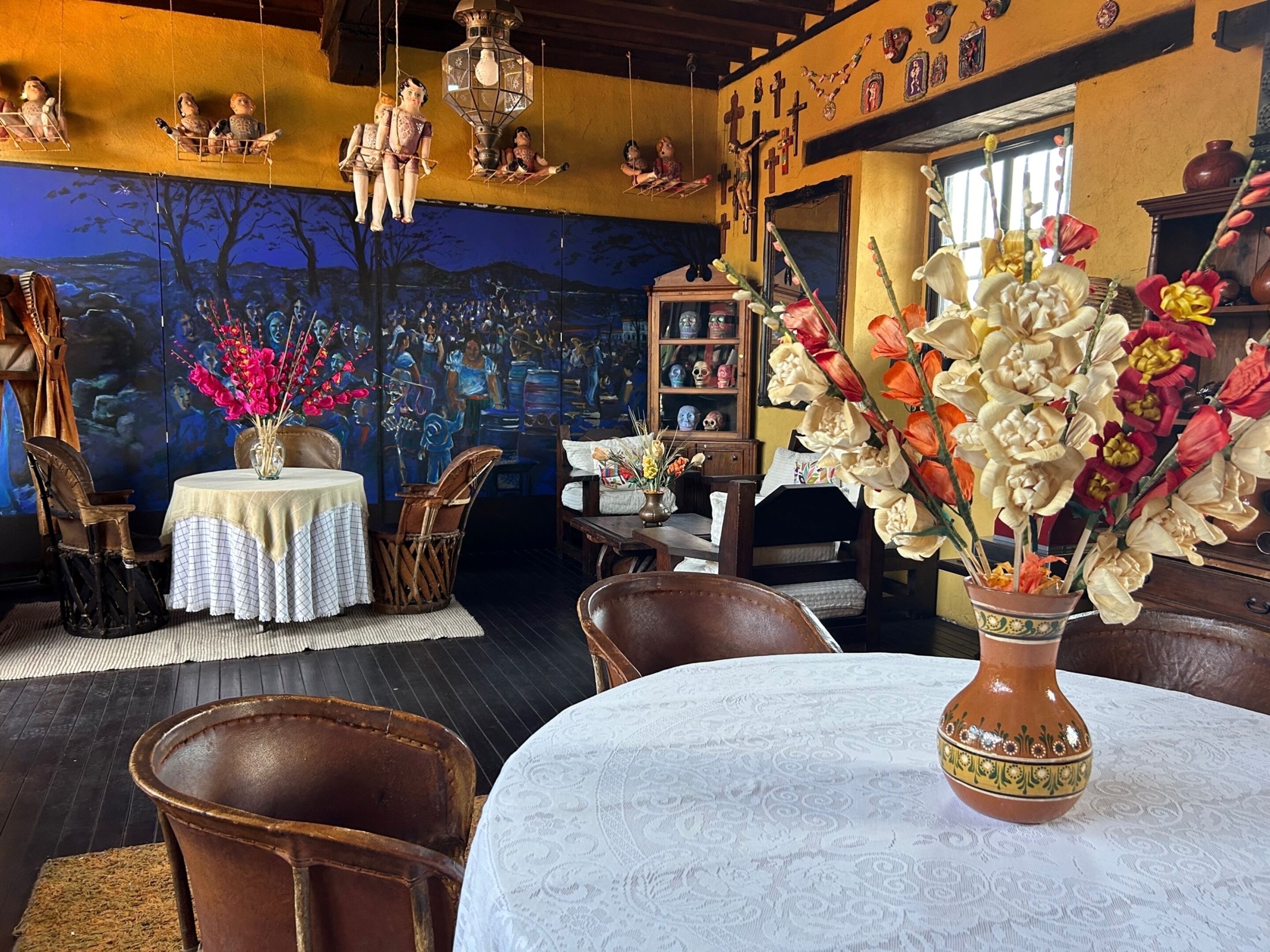 breakfast, lunch and dinner served