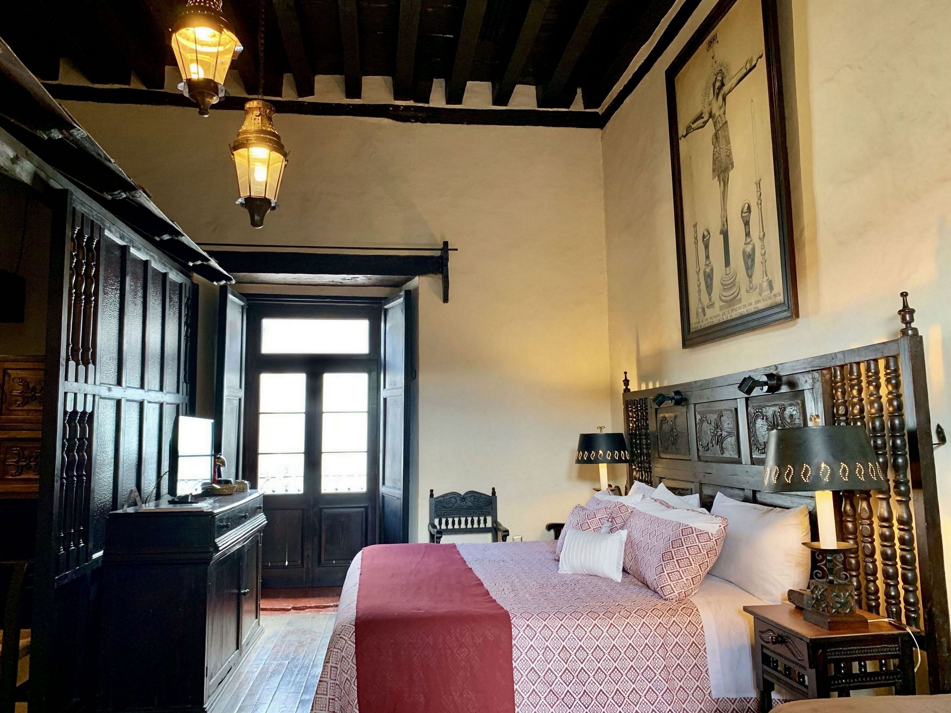 standard room, 1 king bed | premium bedding, down duvets, in-room safe, individually decorated