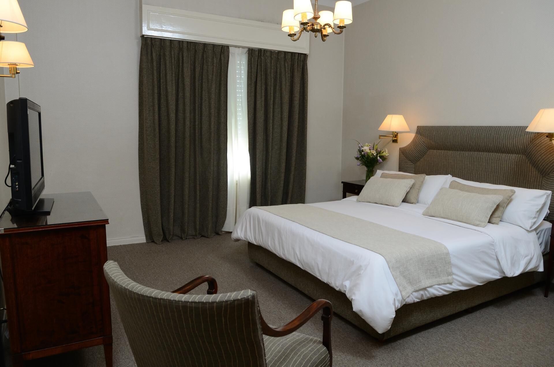 Ylelliset vuodevaatteet, tallelokero huoneessa