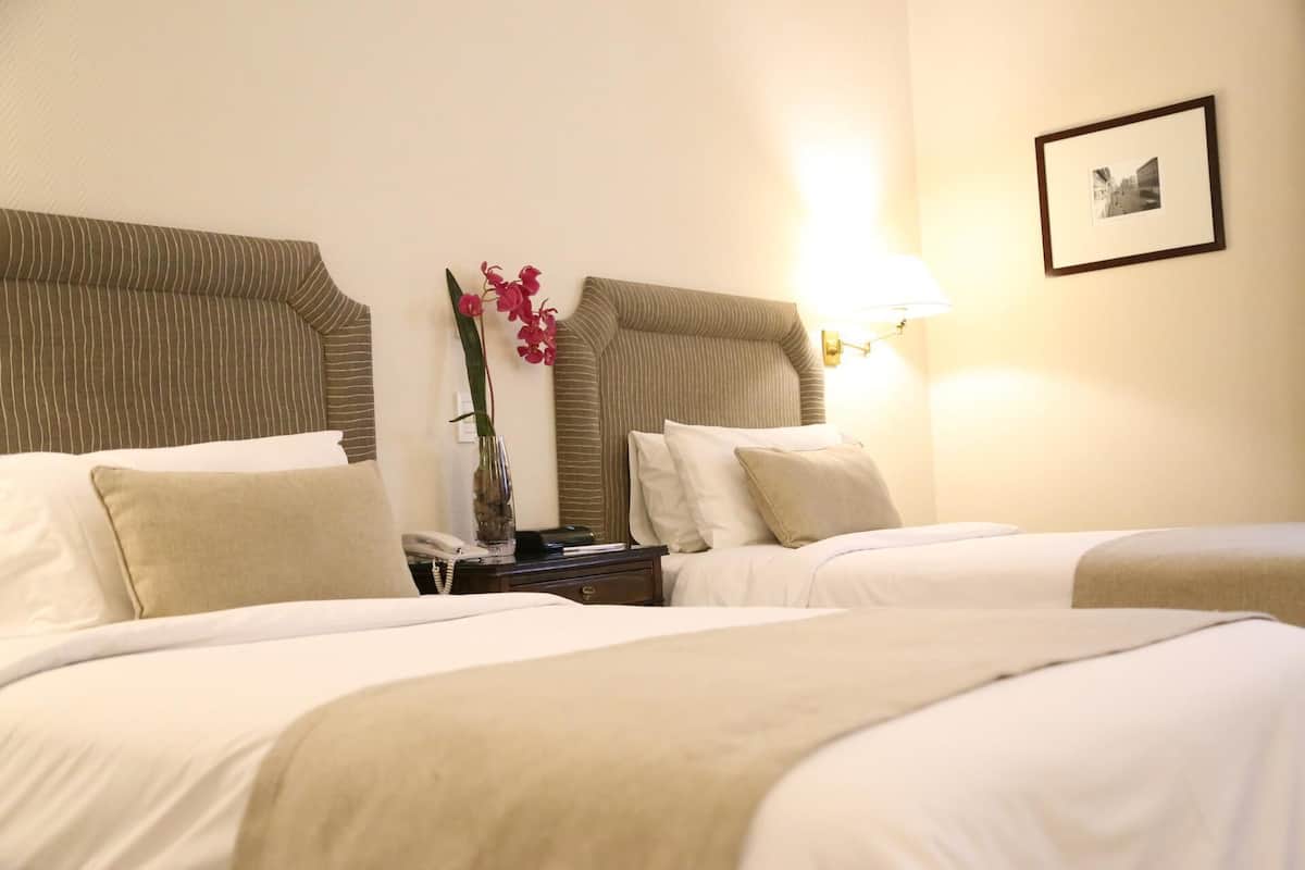 Ropa de cama de alta calidad y caja de seguridad en la habitación