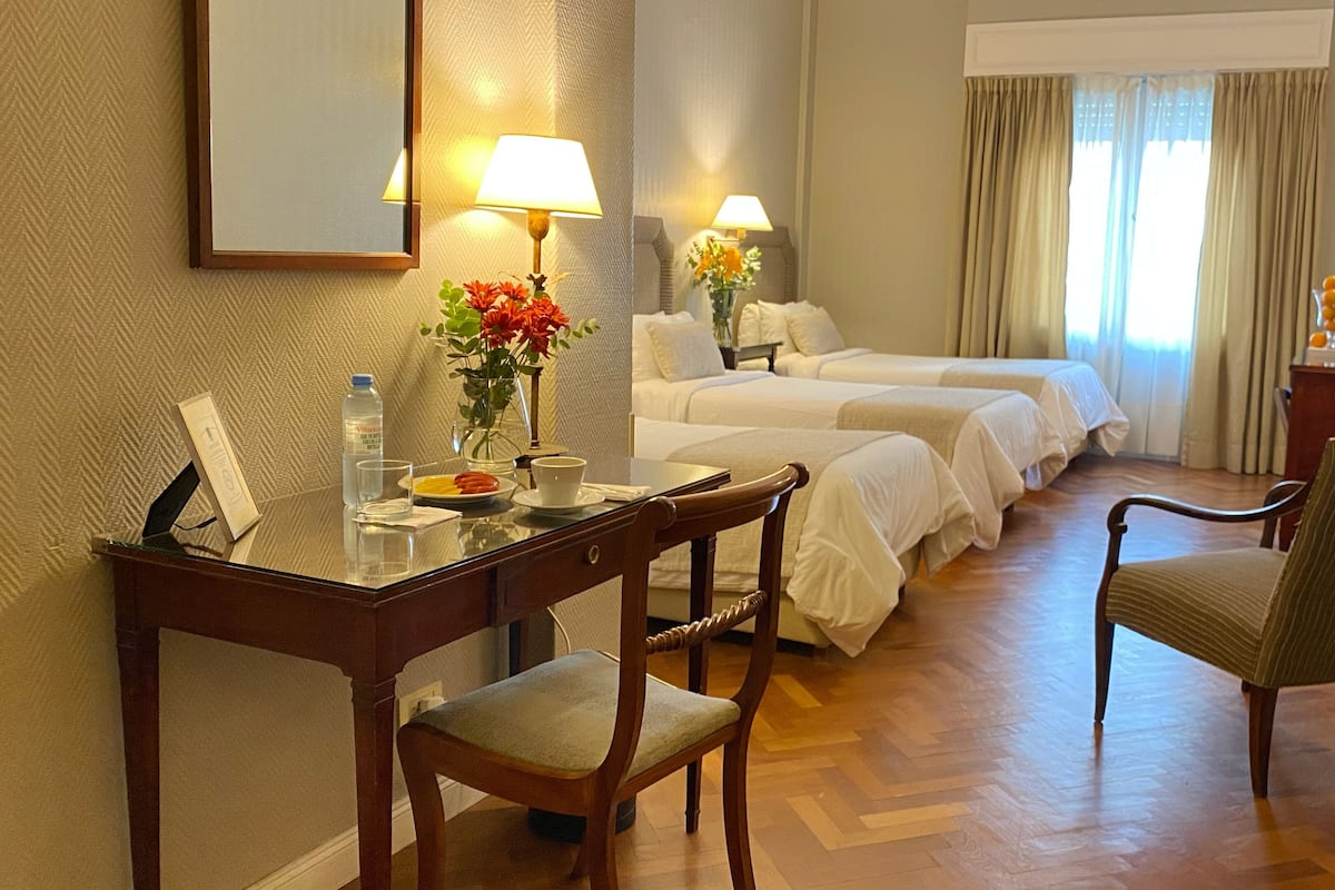 Üç Kişilik Oda, 3 Tek Kişilik Yatak | Kaliteli yatak takımı, odada kasa, ayrı ayrı dekore edilmiş, masa