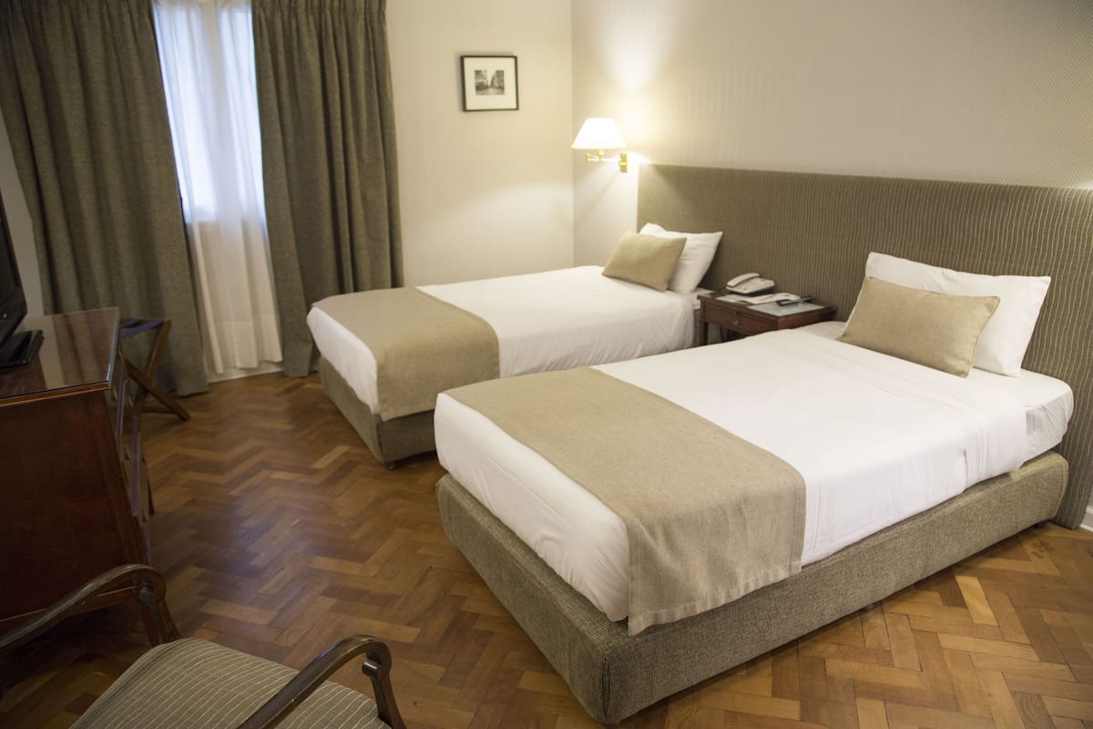 Ropa de cama de alta calidad y caja de seguridad en la habitación
