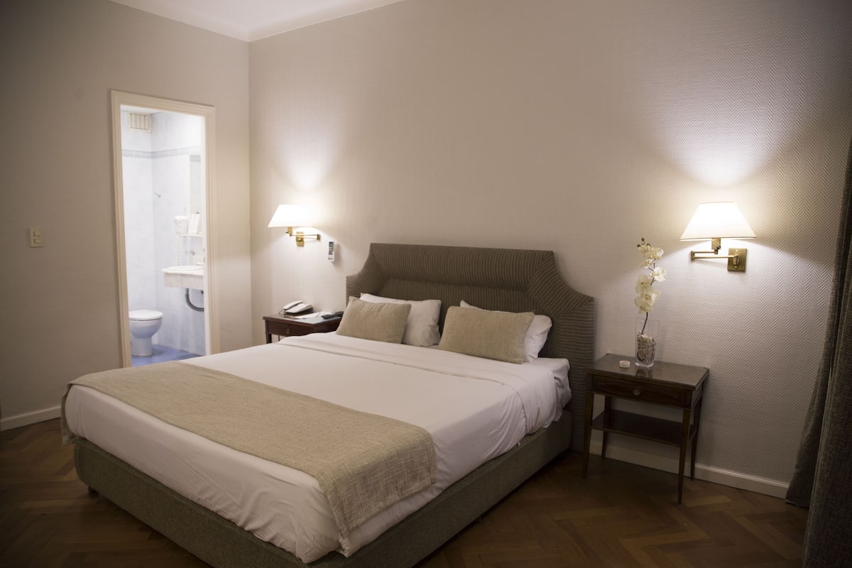 Habitación doble, 1 cama King size | Ropa de cama de alta calidad y caja de seguridad en la habitación