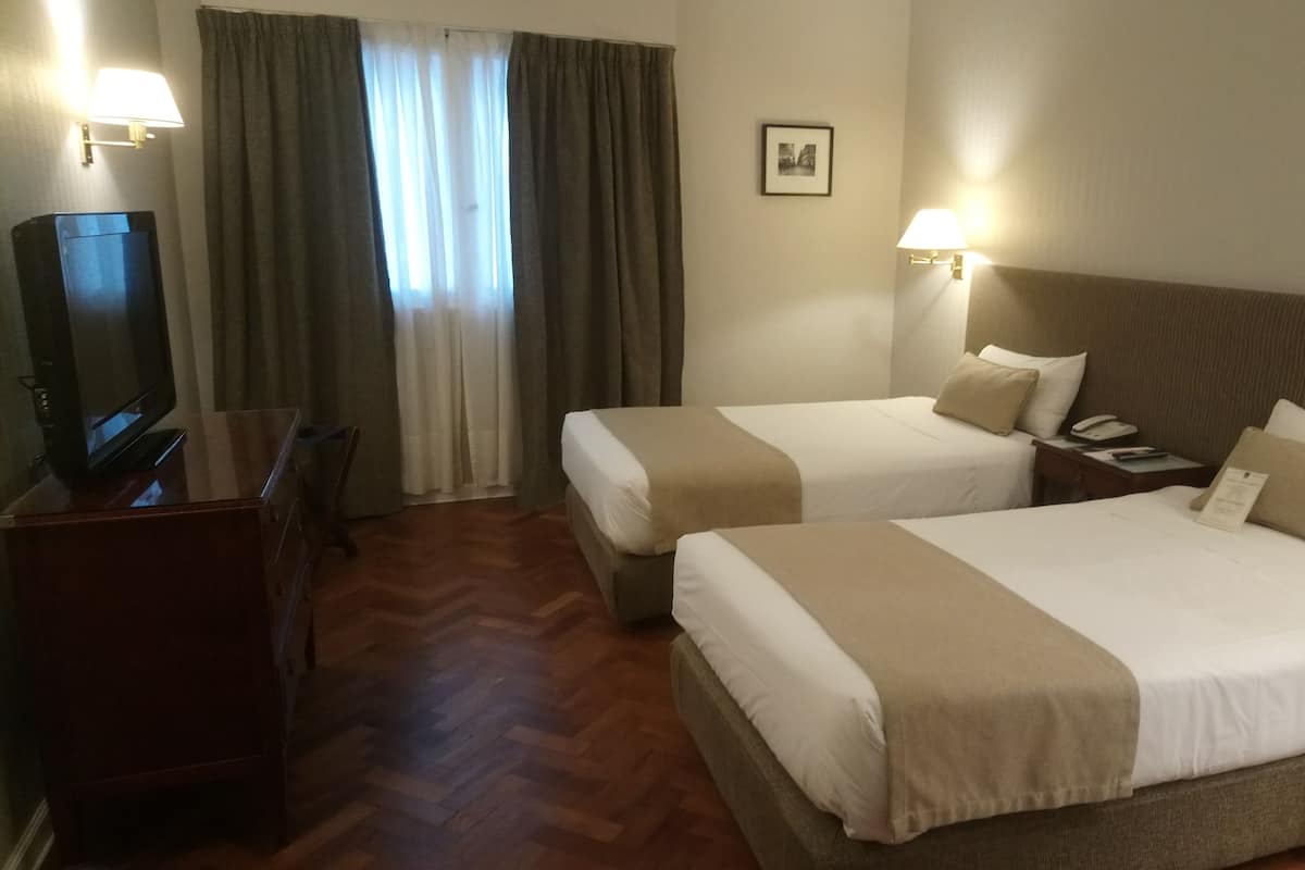 Üç Kişilik Oda, 3 Tek Kişilik Yatak | Kaliteli yatak takımı, odada kasa, ayrı ayrı dekore edilmiş, masa