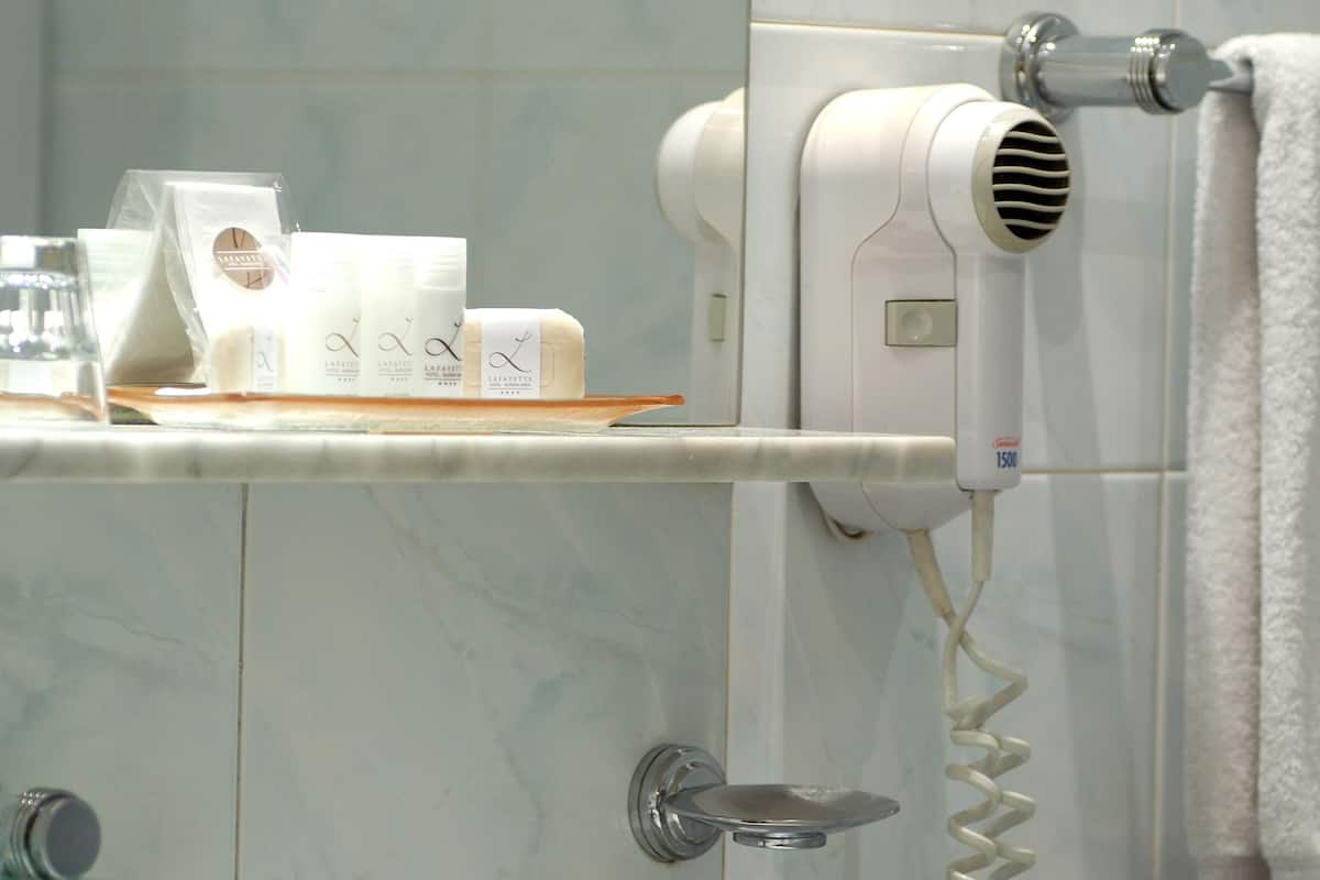 Duş/küvet kombinasyonu, ücretsiz banyo/kozmetik ürünleri