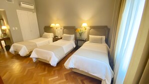 Habitación triple, 3 camas individuales | Ropa de cama de alta calidad y caja de seguridad en la habitación 