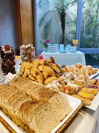 Desayuno buffet incluido todos los días . Lafayette Hotel