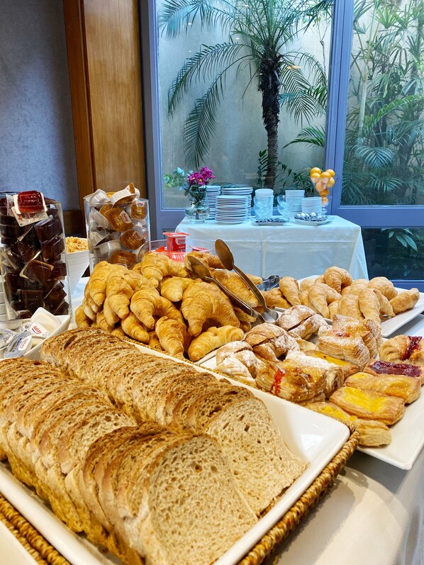 Café da manhã com buffet grátis todos os dias