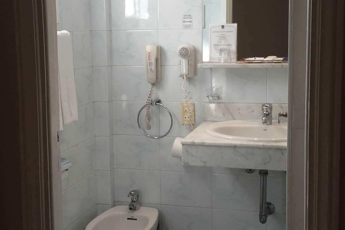 Duş/küvet kombinasyonu, ücretsiz banyo/kozmetik ürünleri