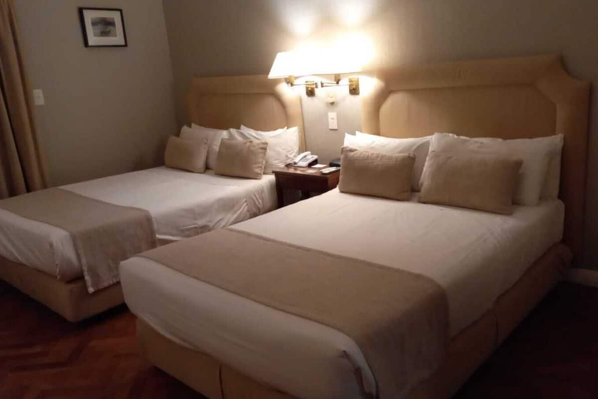 Habitación familiar | Ropa de cama de alta calidad y caja de seguridad en la habitación