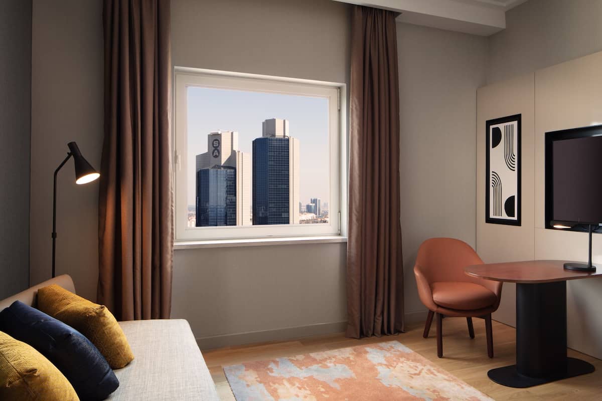 Executive-Suite, 1Â King-Bett, Nichtraucher | Wohnzimmer | 32-Zoll-LCD-Fernseher mit Kabelempfang, Fernseher, BĂŒcher