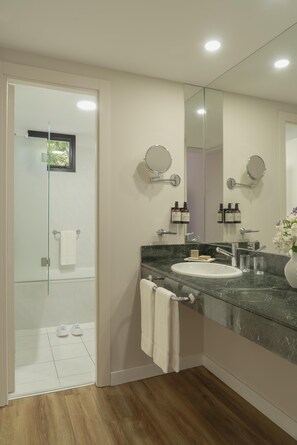 Combined shower/bathtub, rainfall showerhead, eco-friendly toiletries - NH Mendoza Cordillera (Mendoza)