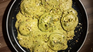 Makan tengah hari dan makan malam dihidangkan, masakan antarabangsa