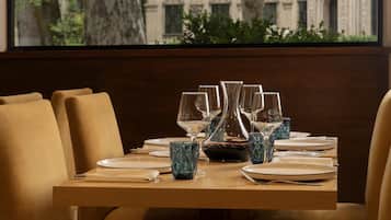 Lunch and dinner served, international cuisine