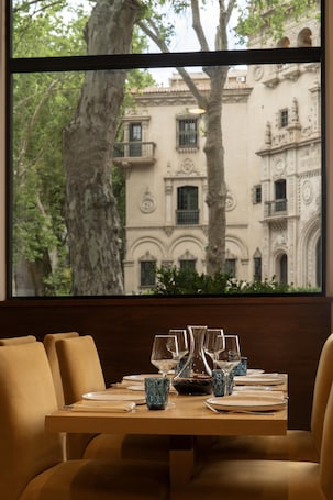 Almoço e jantar, culinária internacional. NH Mendoza Cordillera