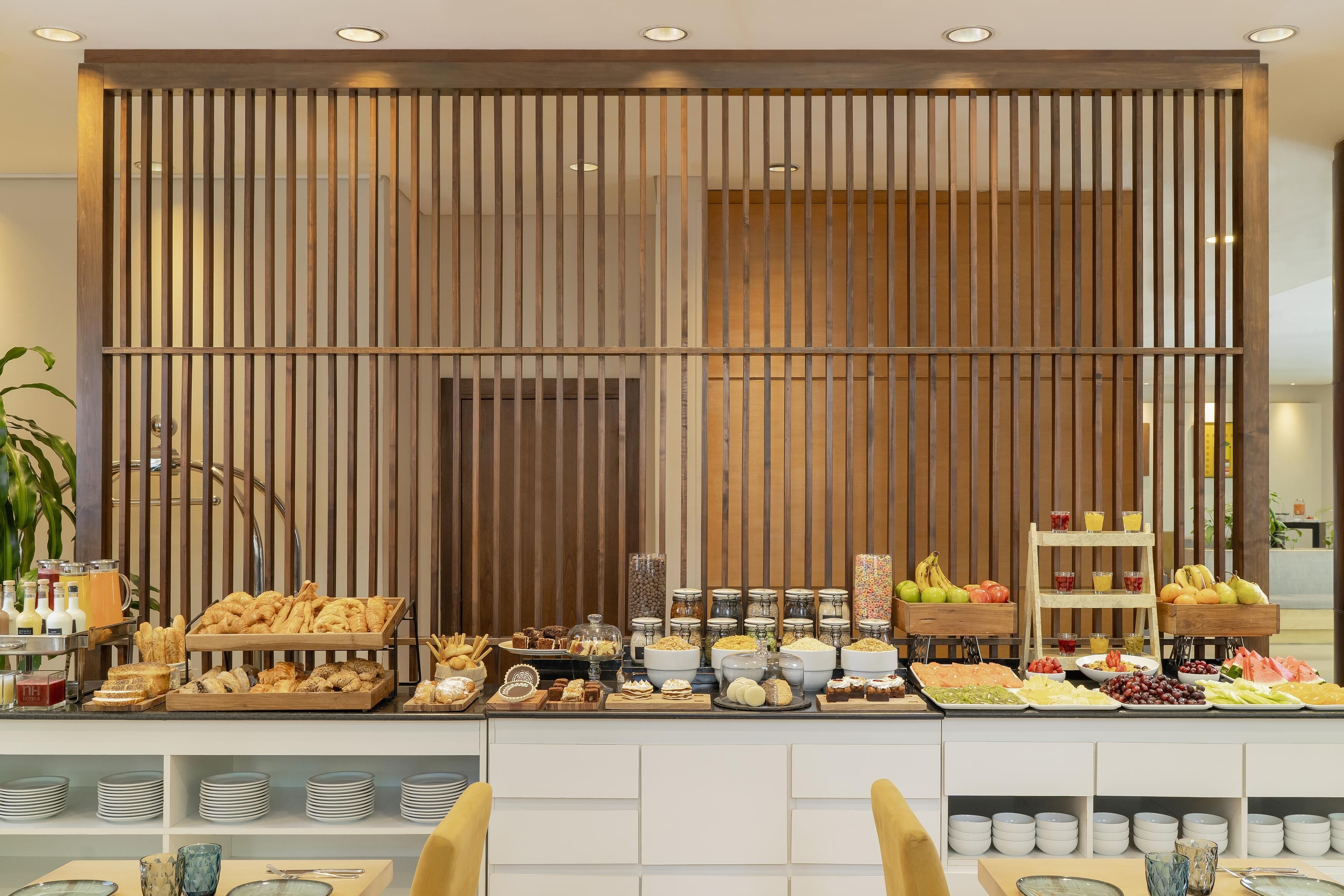 Lunch and dinner served, international cuisine