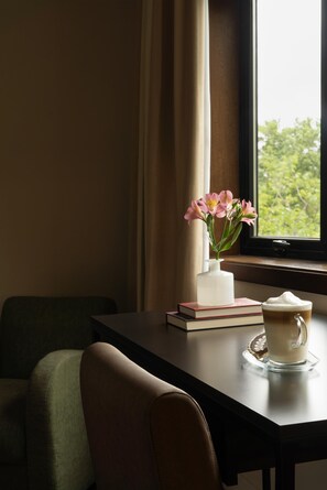 Premium bedding, down duvets, pillow-top beds, minibar - NH Mendoza Cordillera (Mendoza)