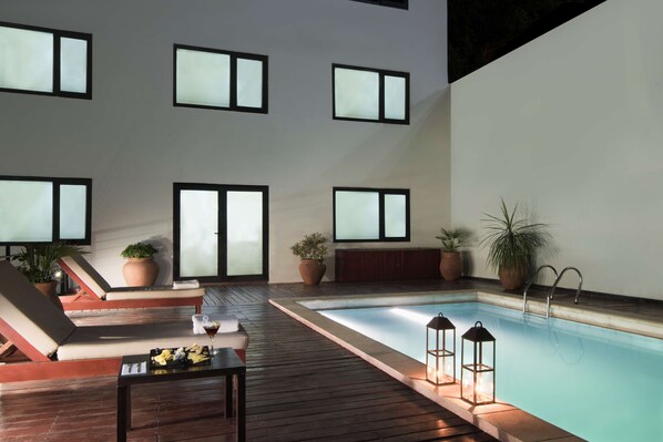 Una piscina al aire libre de temporada