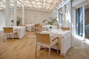 Déjeuner et dîner servis sur place, spécialités Cuisine méditerranéenne