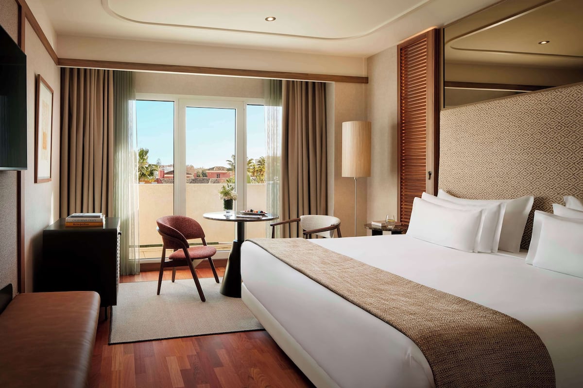 Superior-rum - terrass - utsikt mot poolen | Minibar, värdeförvaringsskåp på rummet och skrivbord