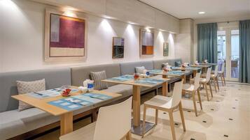 Aperto a pranzo e cena, cucina mediterranea