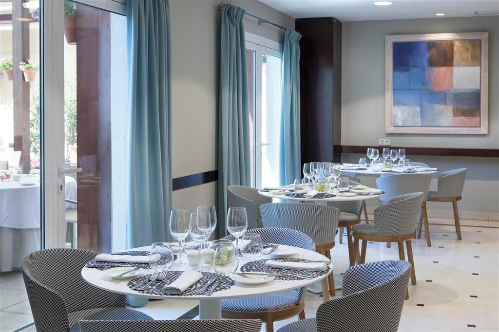 供应午餐和晚餐，地中海菜