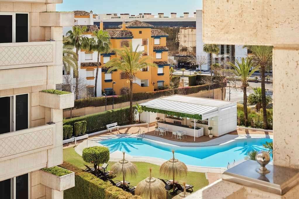 Piscine extérieure, chaises longues