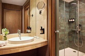 Bañera, artículos de tocador ecológicos, secador de pelo, bidet